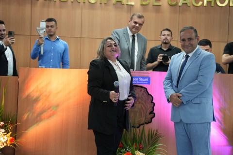 JUSSARA CAÇAPAVA E MANO TOMAM POSSE COMO PREFEITA E VICE COM PLENÁRIO DA CÂMARA LOTADO