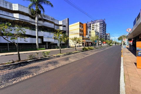 "RUA DOS BANCOS": Começa o asfaltamento na avenida Cel. João Batista Soares da Silveira e Souza